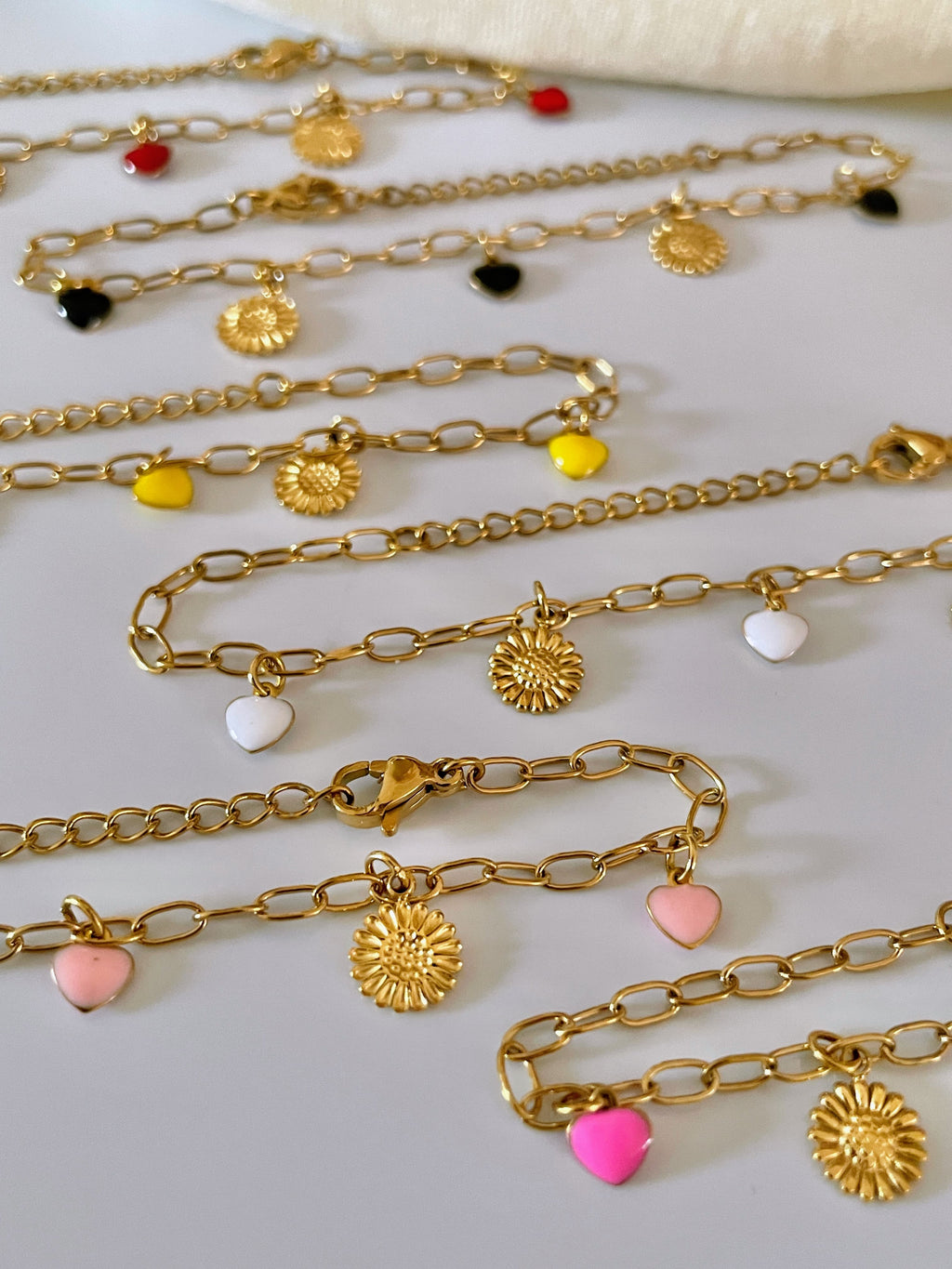 Bracelet Fin à Breloques colorées – Acier Inoxydable Doré