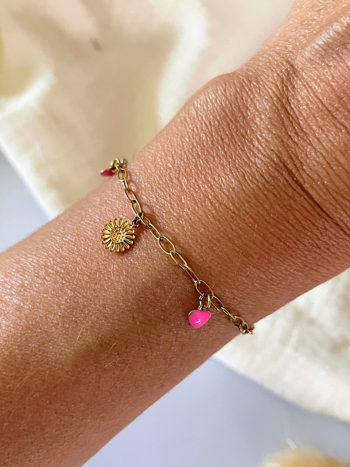 Bracelet Fin à Breloques colorées – Acier Inoxydable Doré