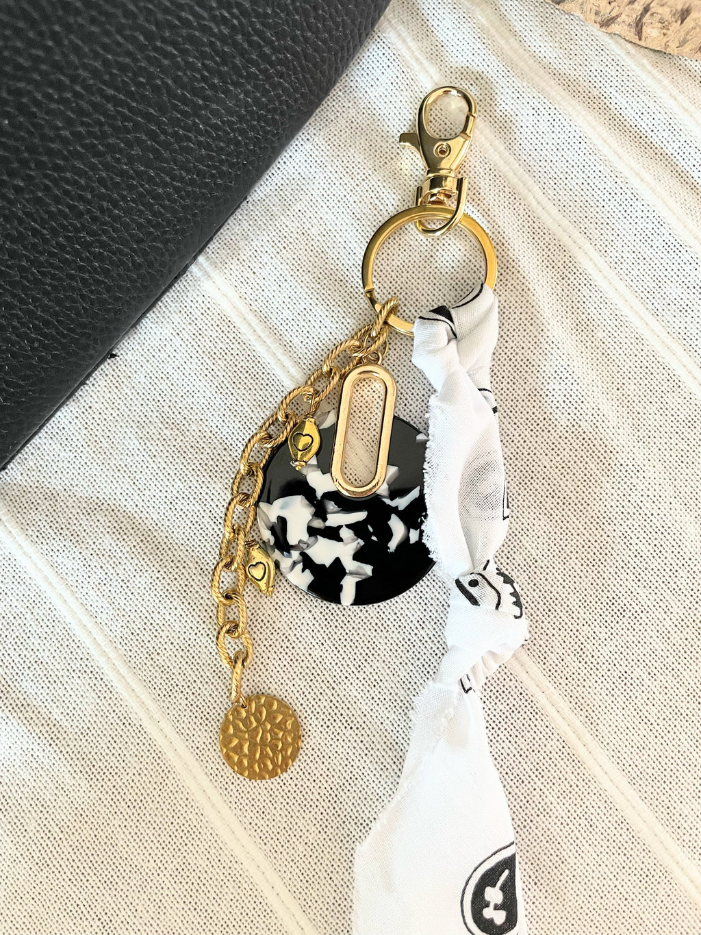 Bijou de Sac Été – Pendentif Noir & Bandana Blanc