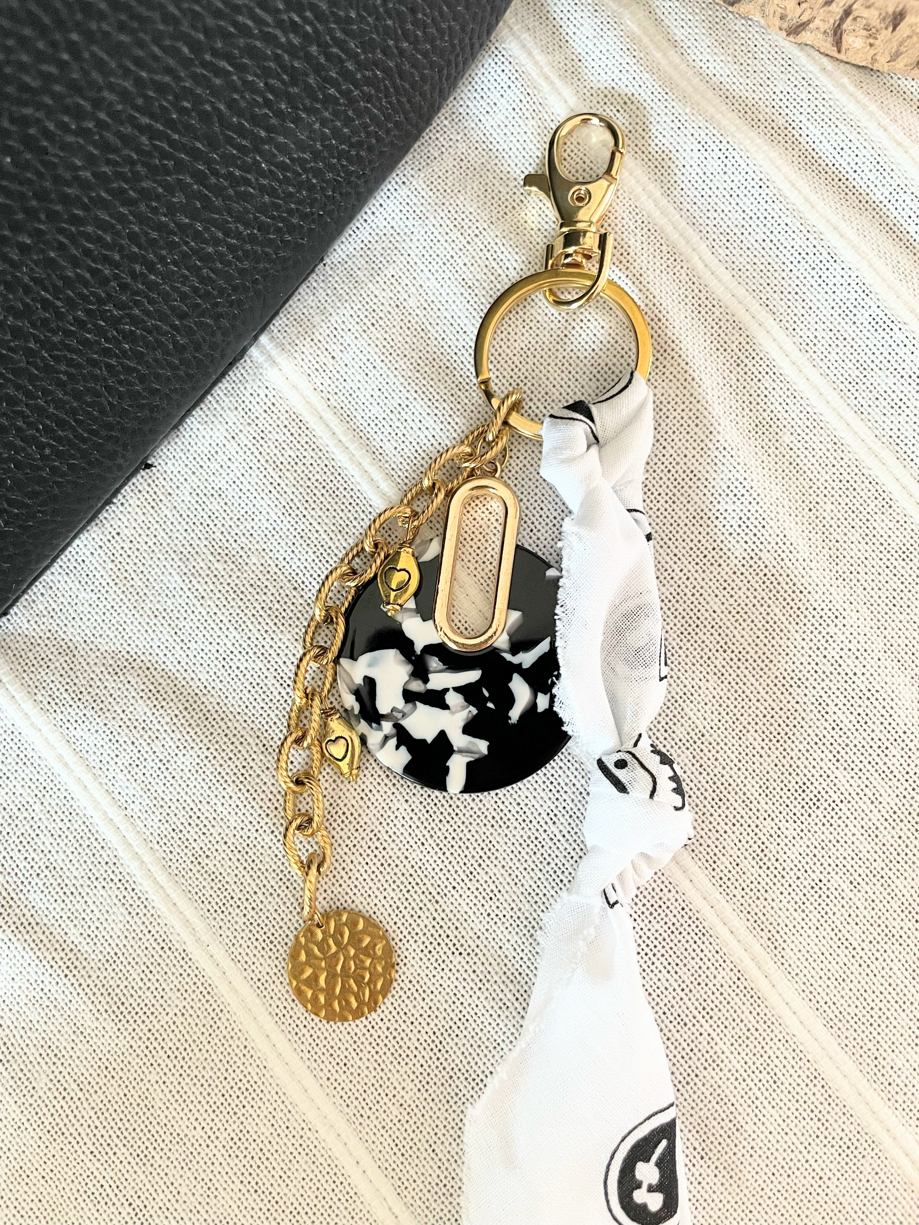 Bijou de Sac Été – Pendentif Noir & Bandana Blanc