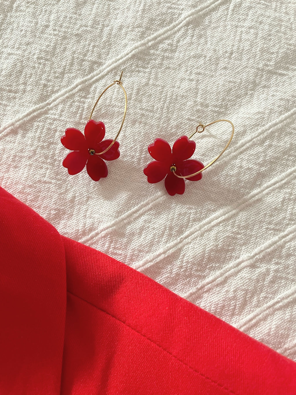 Créoles Fines Fleur Rouge & Perles Dorées – Acier Inoxydable