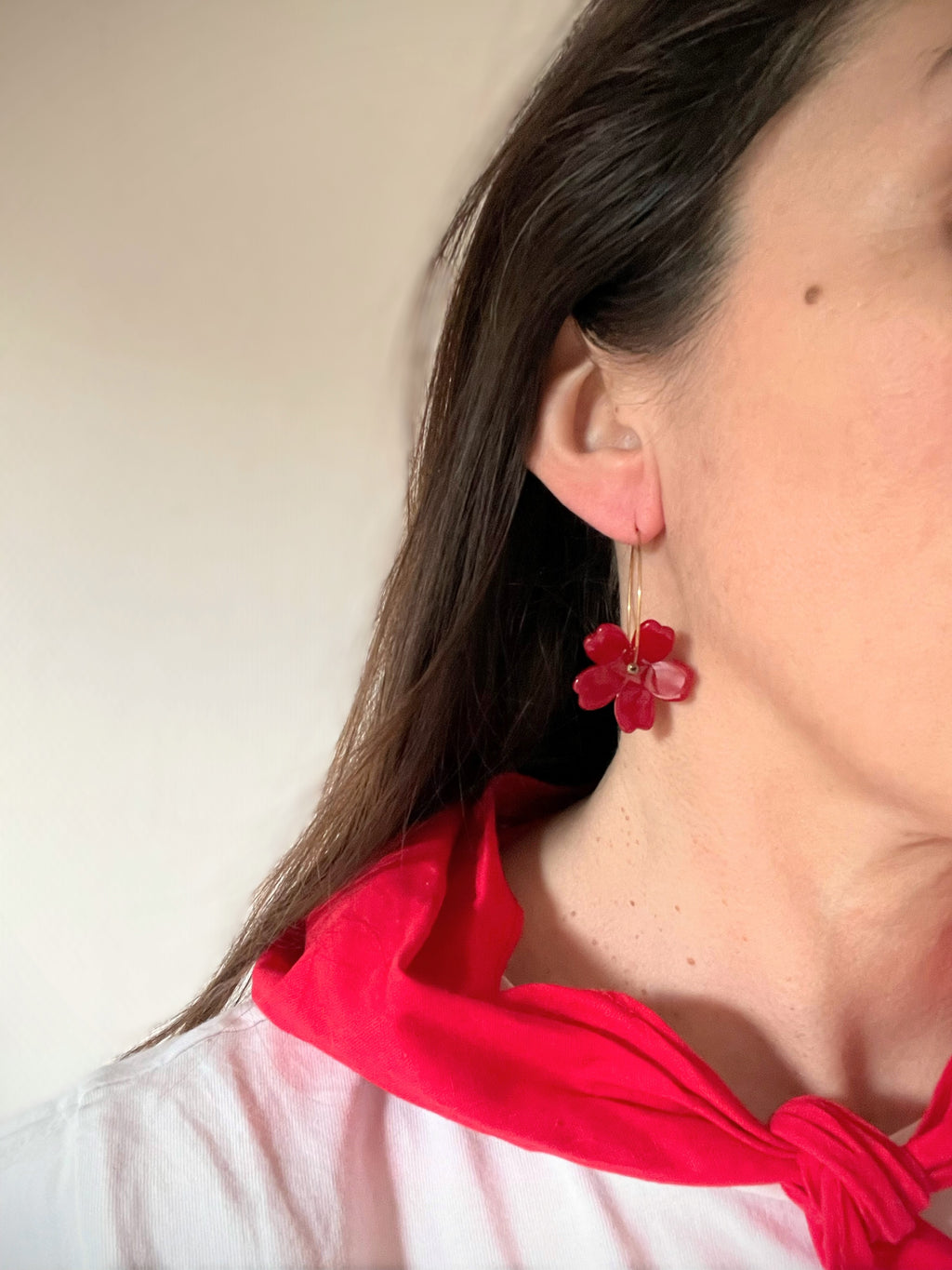 Créoles Fines Fleur Rouge & Perles Dorées – Acier Inoxydable