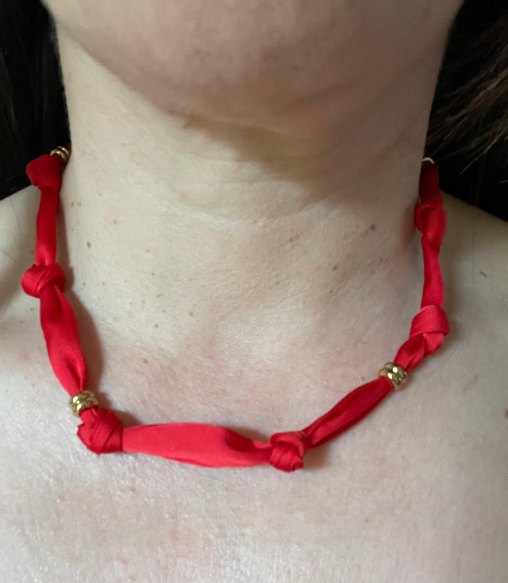 Collier Tissu Rouge Noué & Perles – Acier Inoxydable | LPY BIJOUX