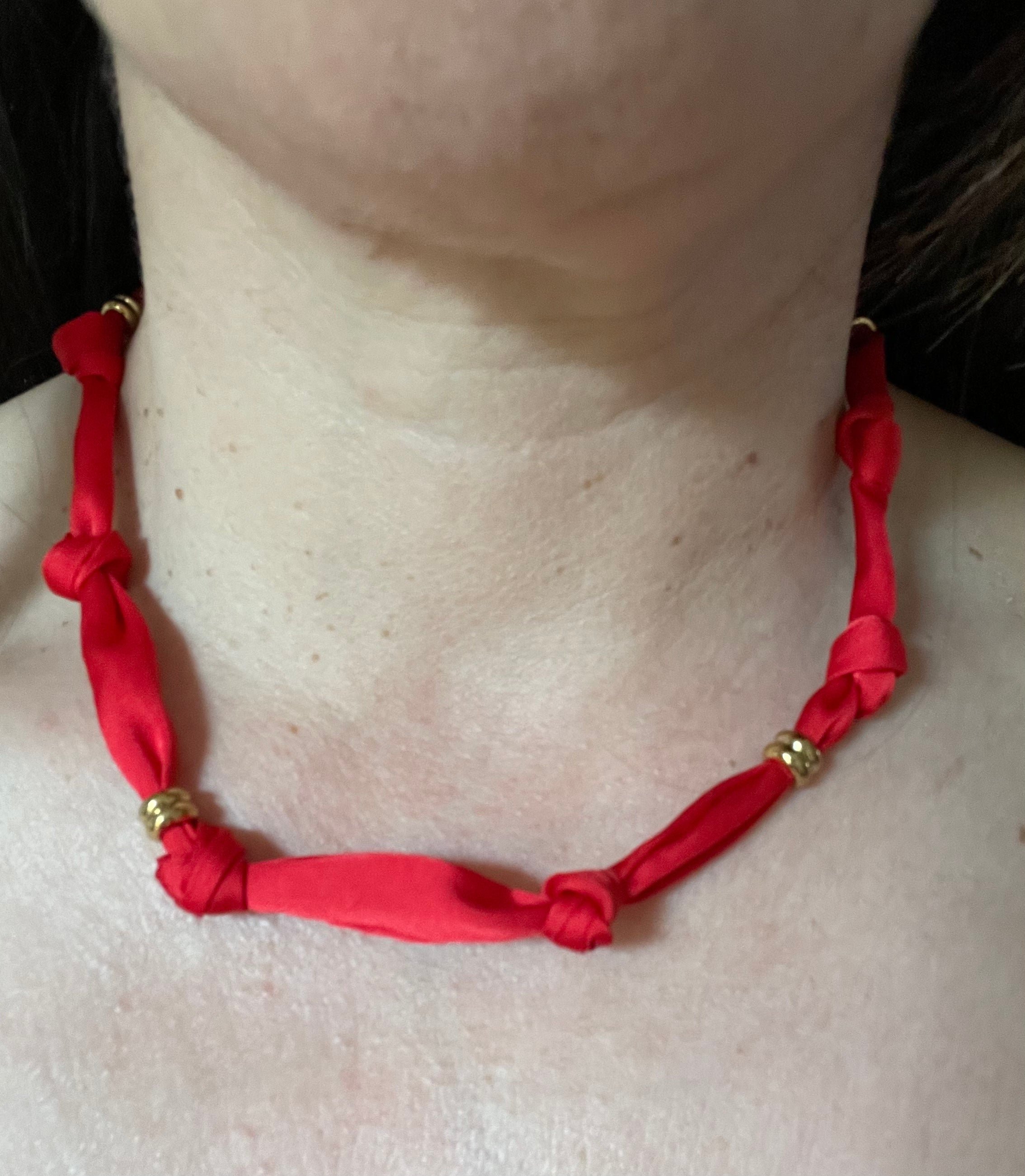 Collier Tissu Rouge Noué & Perles – Acier Inoxydable | LPY BIJOUX