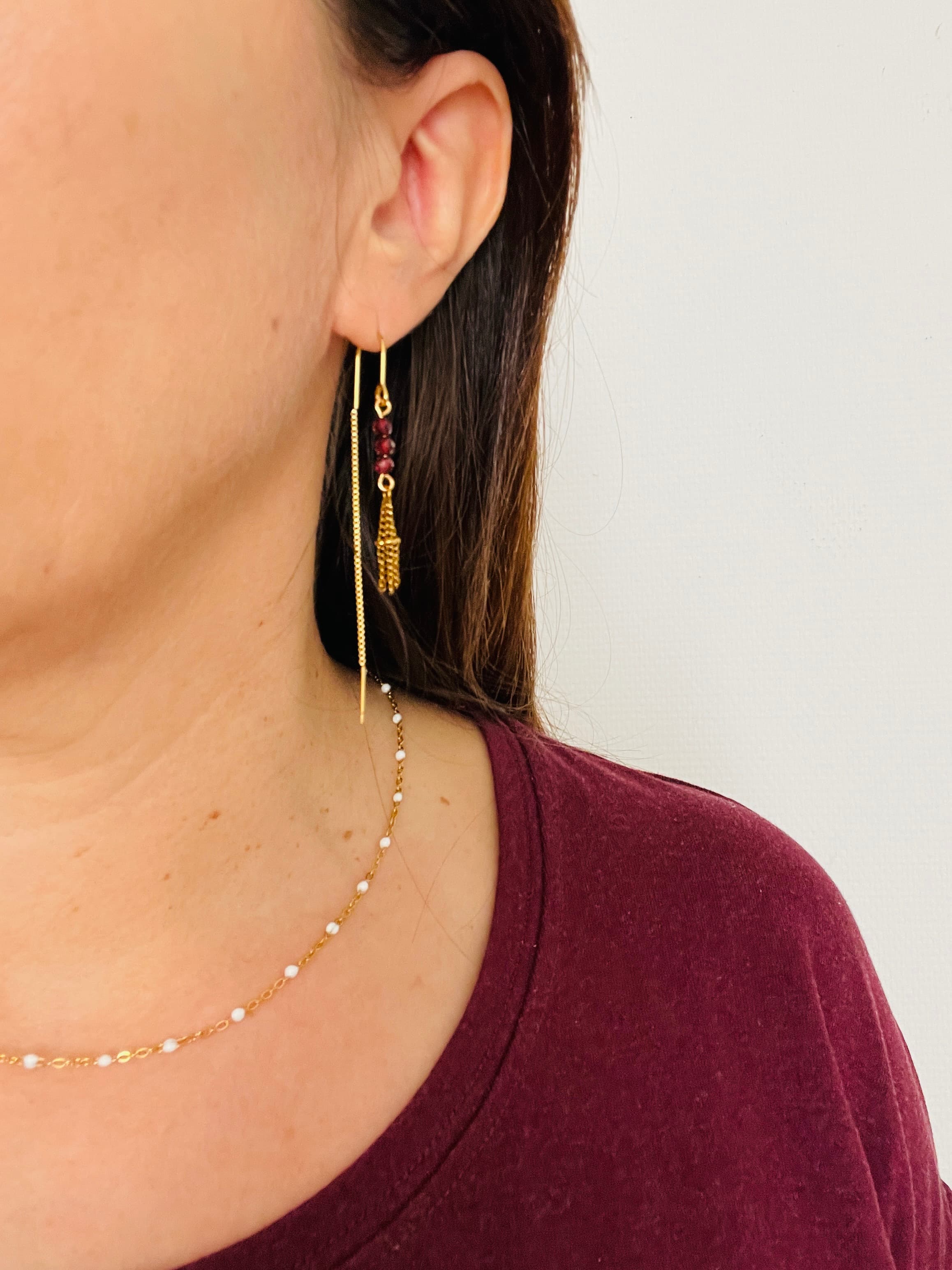 Boucles d'oreilles pendantes dorées chaînes et perles rubis