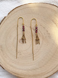 Boucles d'oreilles pendantes dorées chaînes et perles rubis
