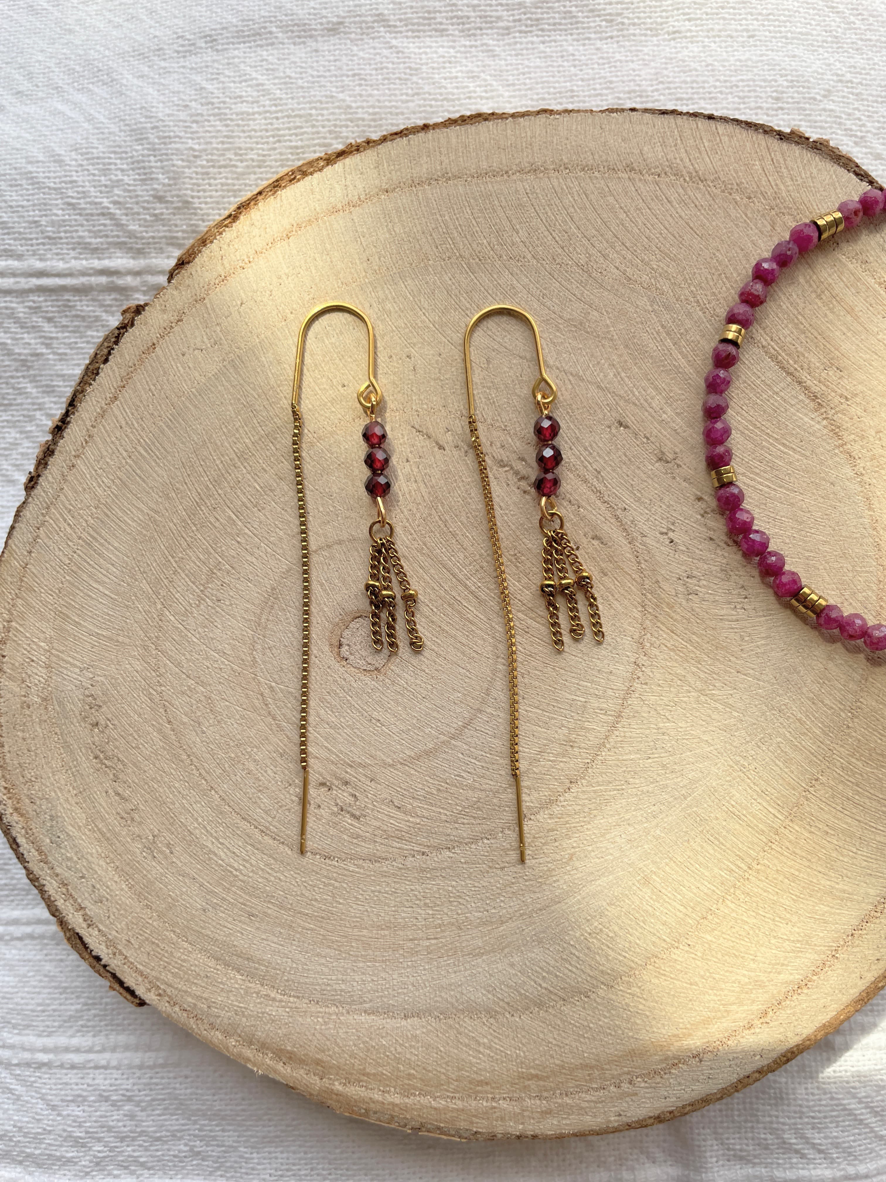 Boucles d'oreilles pendantes dorées chaînes et perles rubis