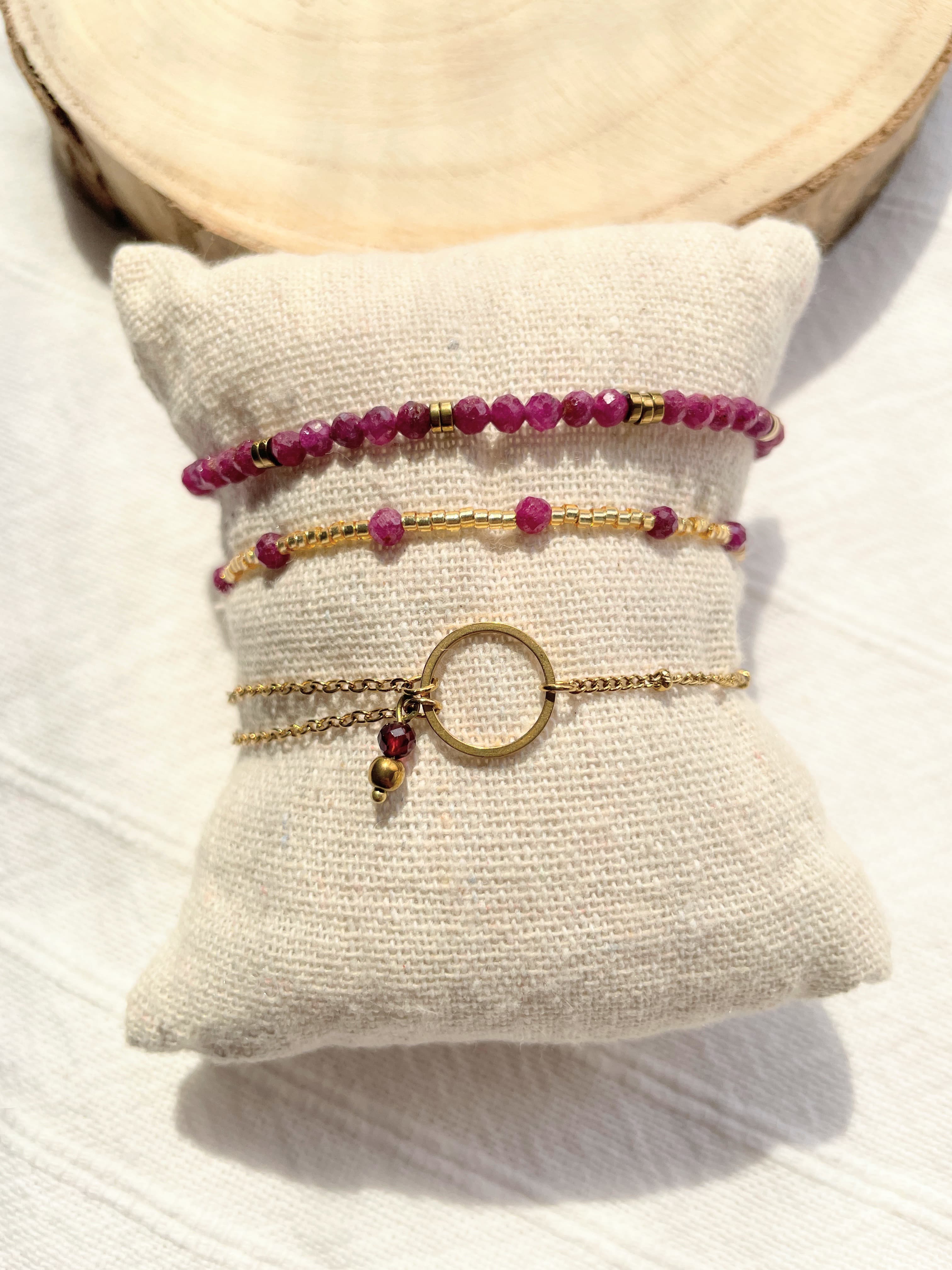 Bracelet fin doré cercle et rubis – Acier inoxydable