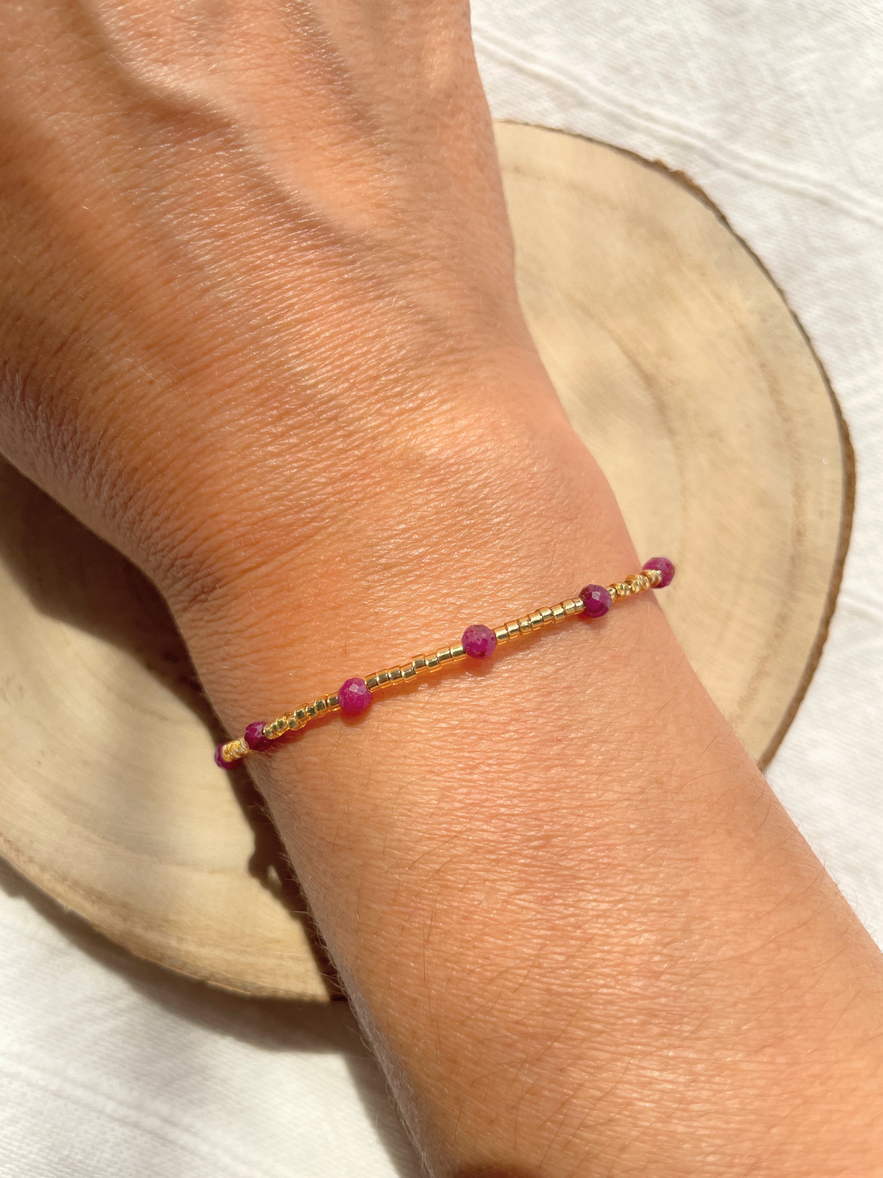Bracelet fin doré et pierres naturelles en acier inoxydable doré