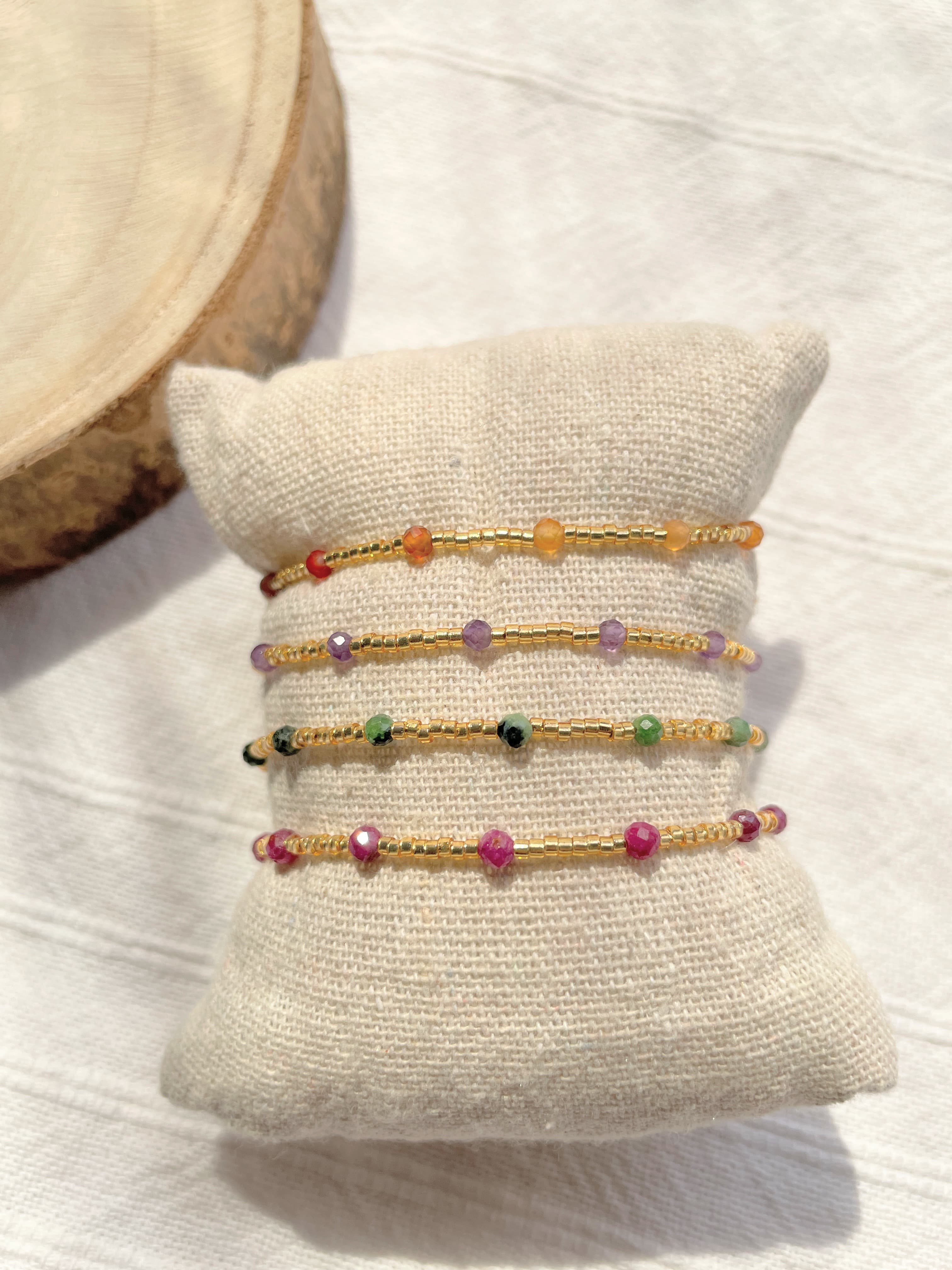 Bracelet fin doré et pierres naturelles en acier inoxydable doré