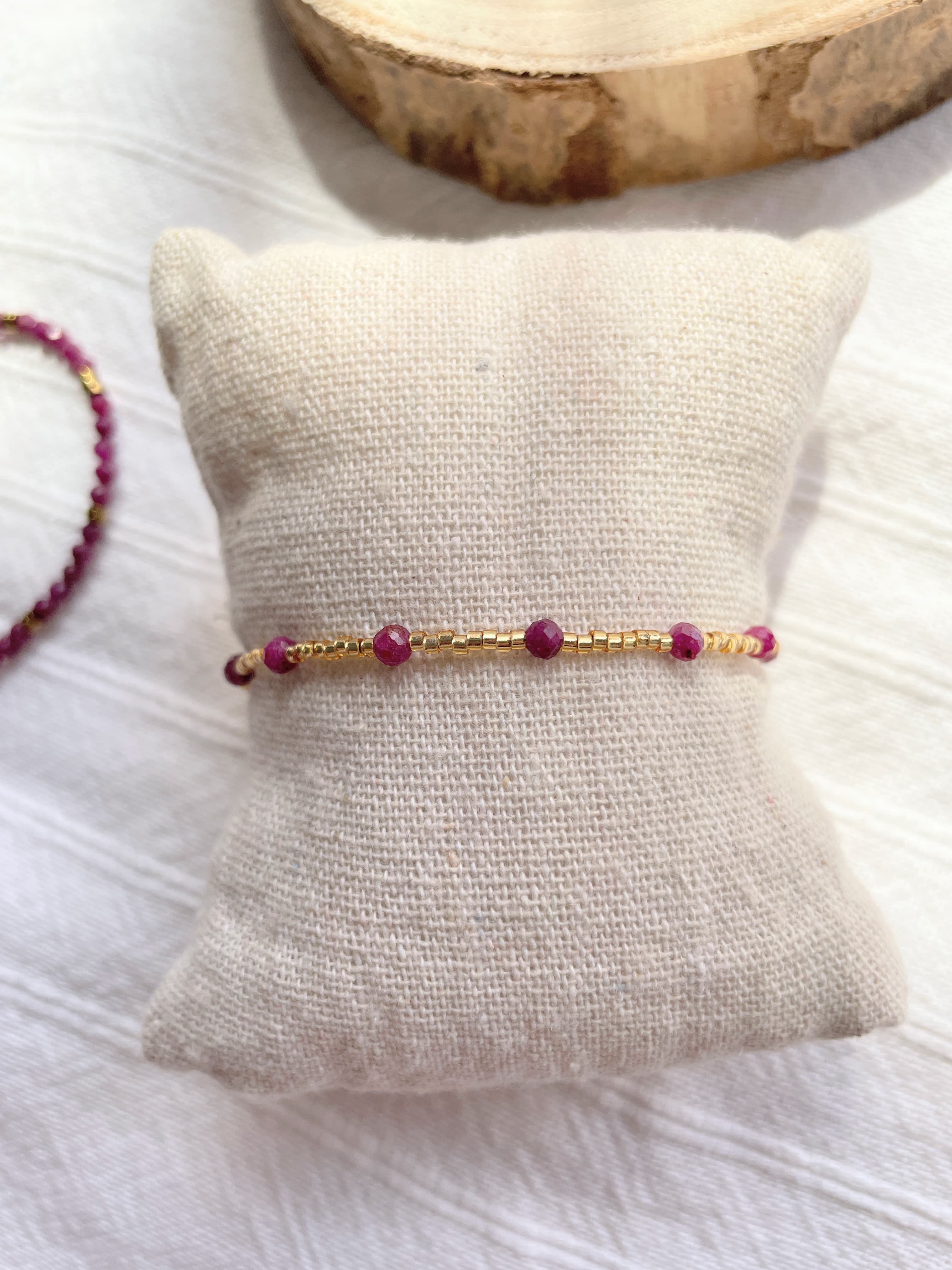 Bracelet fin doré et pierres naturelles en acier inoxydable doré