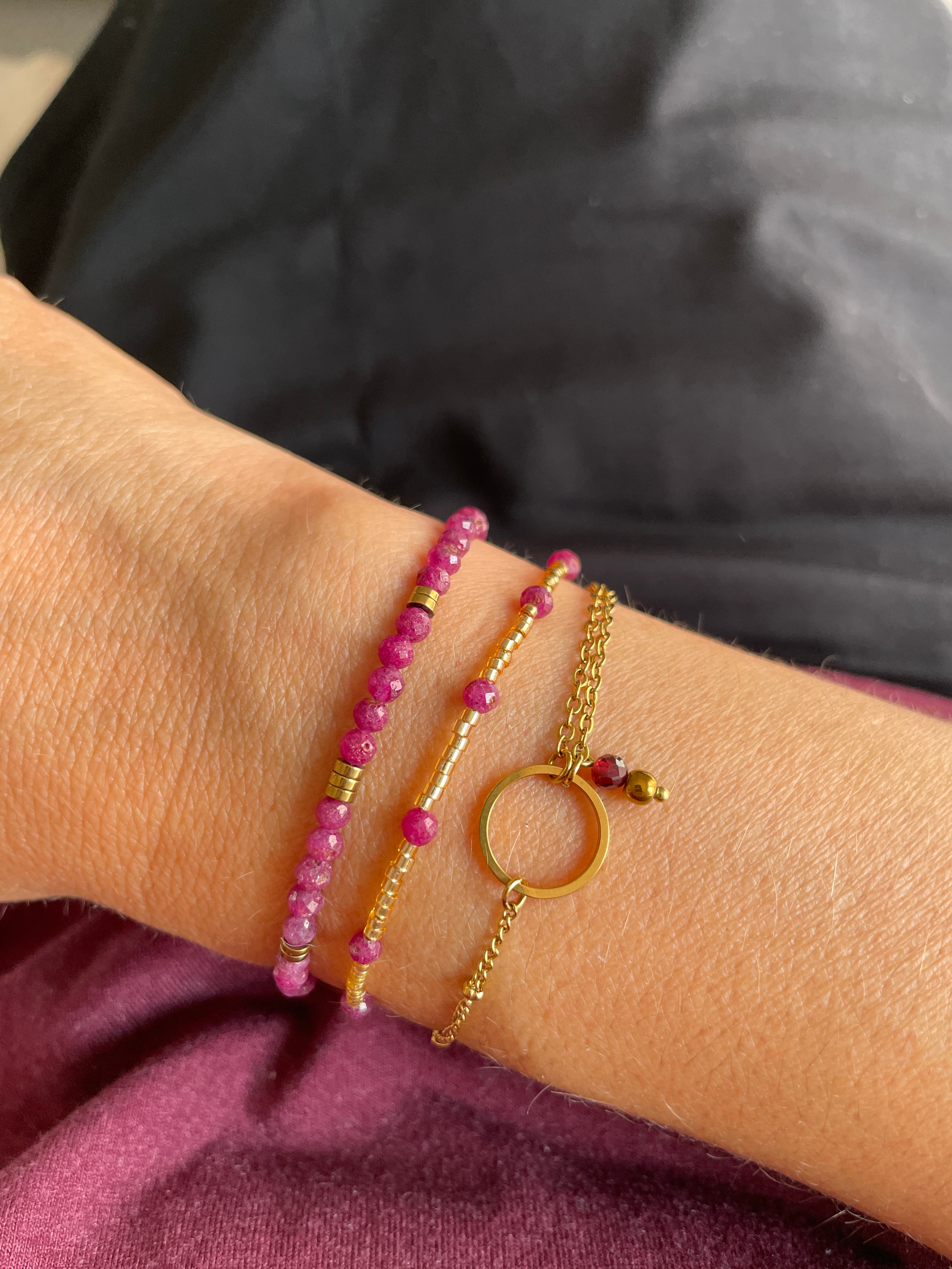 Bracelet fin doré cercle et rubis – Acier inoxydable