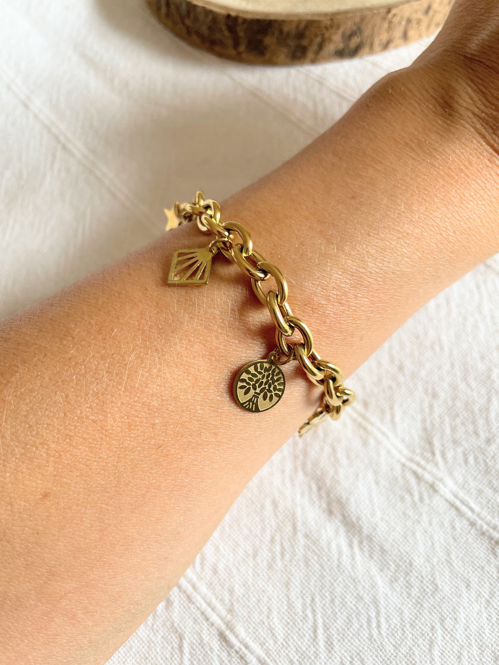 Bracelet Gros Maillon Breloques Étoile & Lotus | Acier Doré