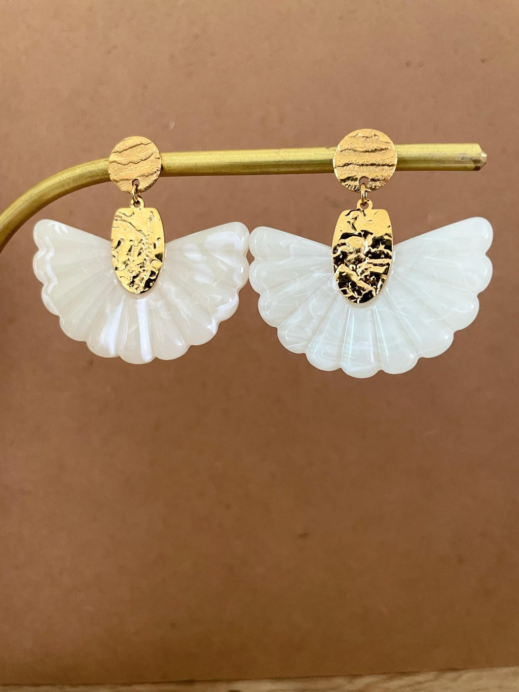 Boucles d'Oreilles Éventail Blanc & Doré – Résine & Acier Inoxydable
