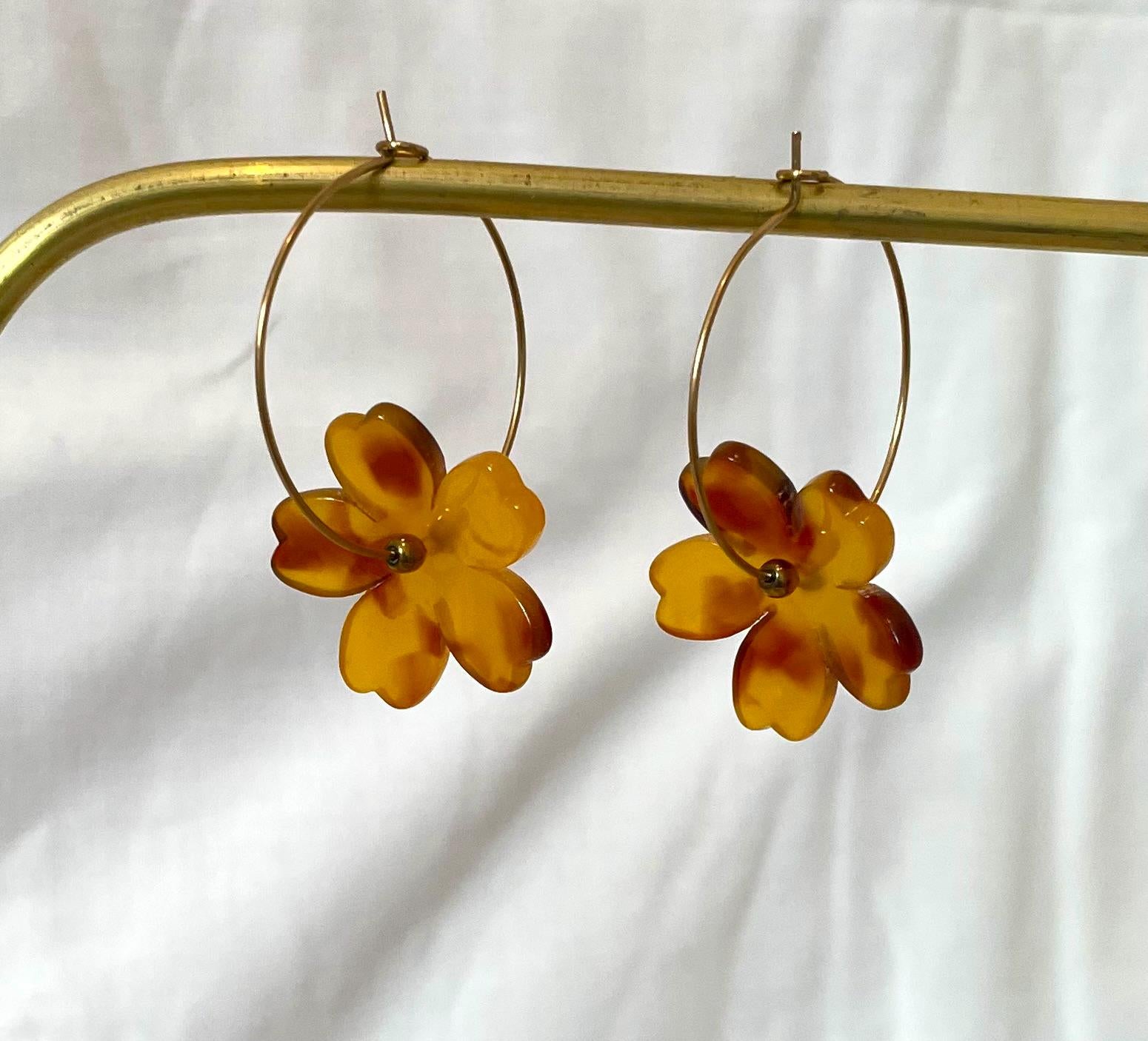 Créoles Fines Fleur Marron & Perles Dorées – Acier Inoxydable