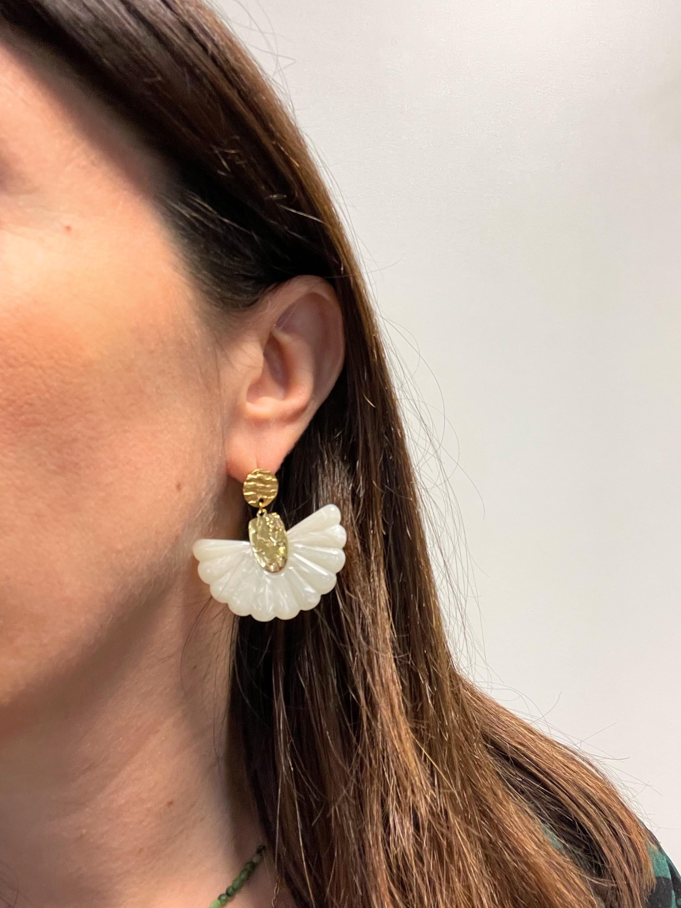 Boucles d'Oreilles Éventail Blanc & Doré – Résine & Acier Inoxydable