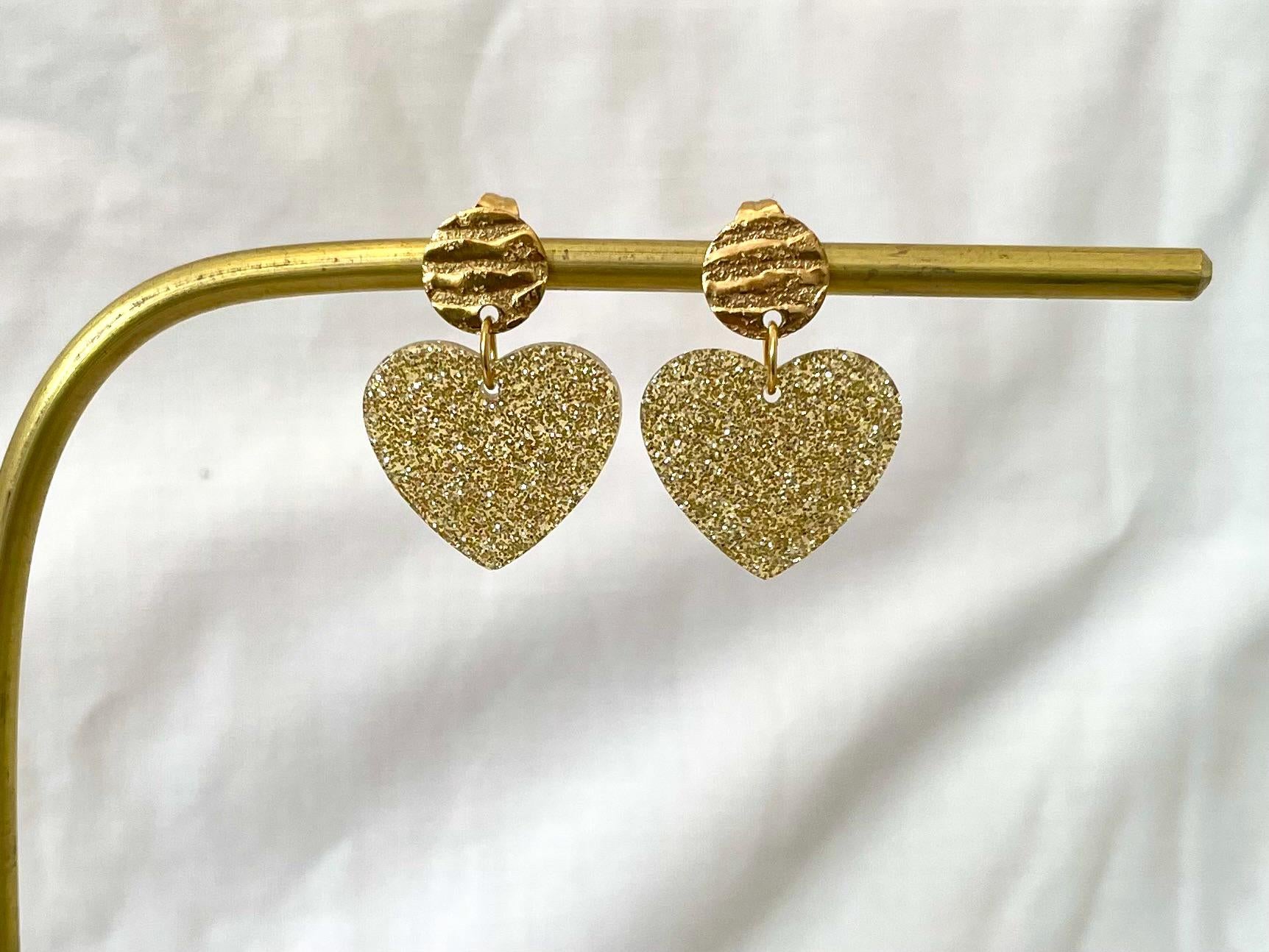 Boucles d'Oreilles Petits Cœurs Dorés Pailletés – Acier Inoxydable