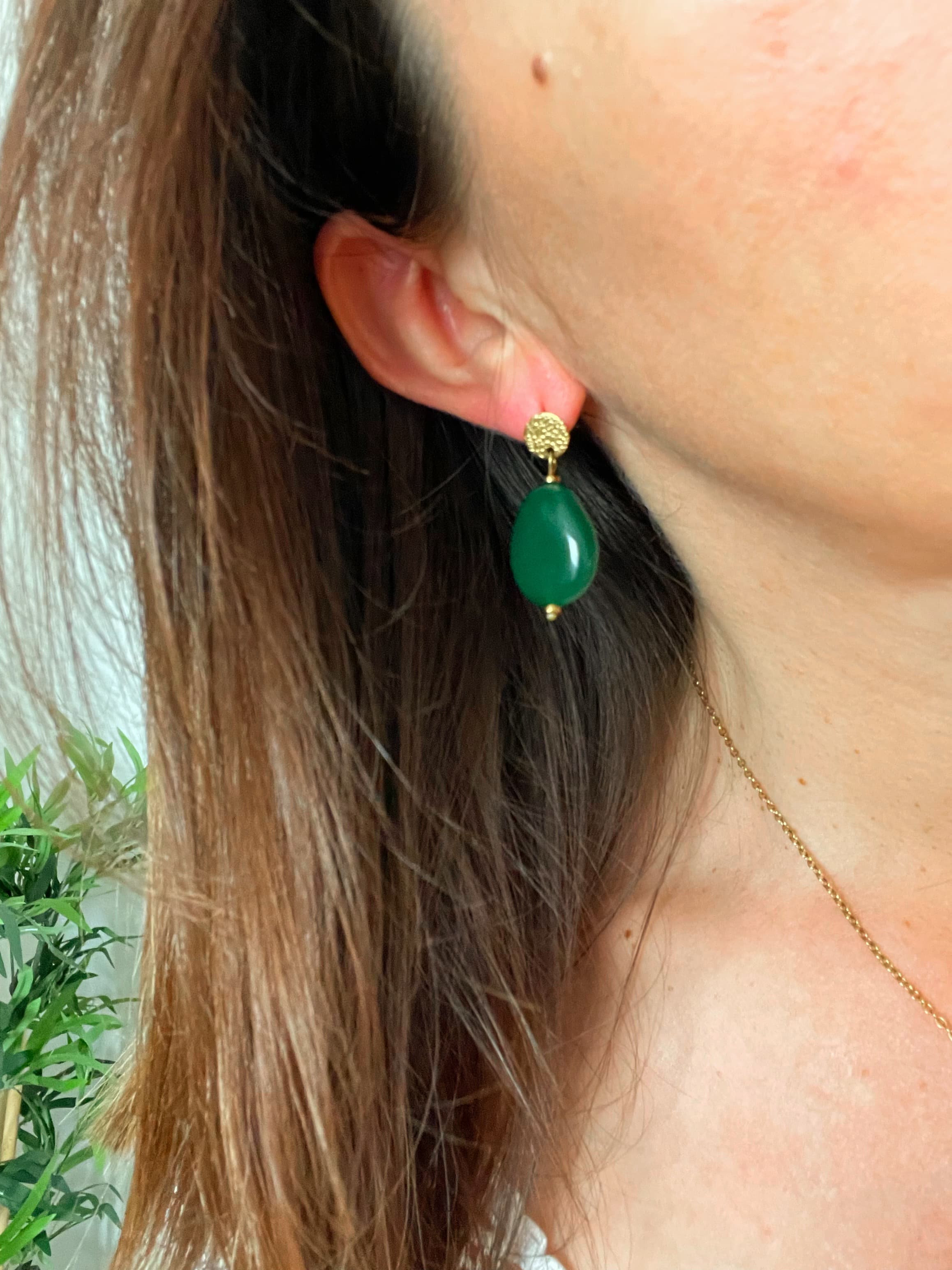 Boucles pendantes résine verte