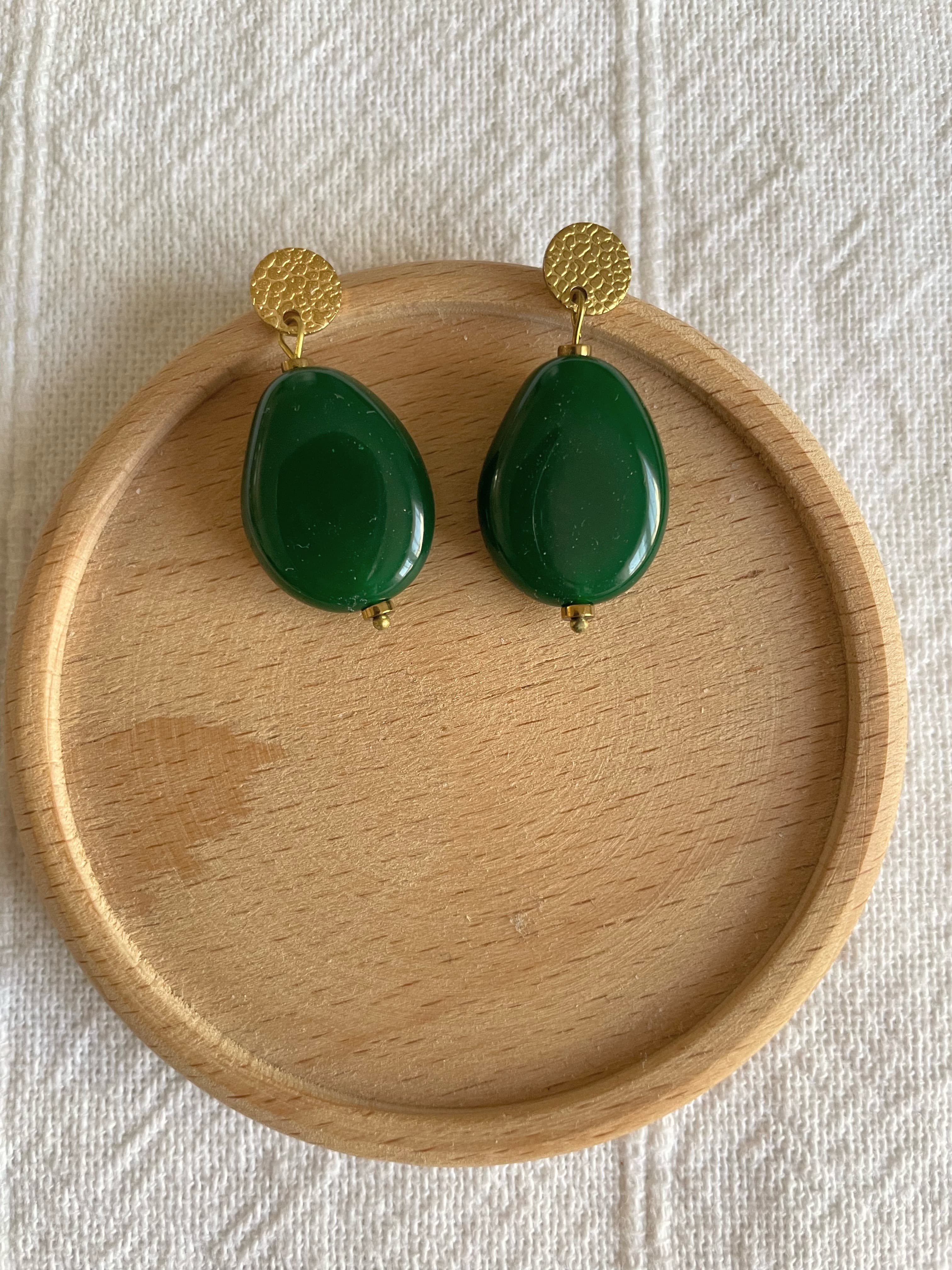 Boucles pendantes résine verte