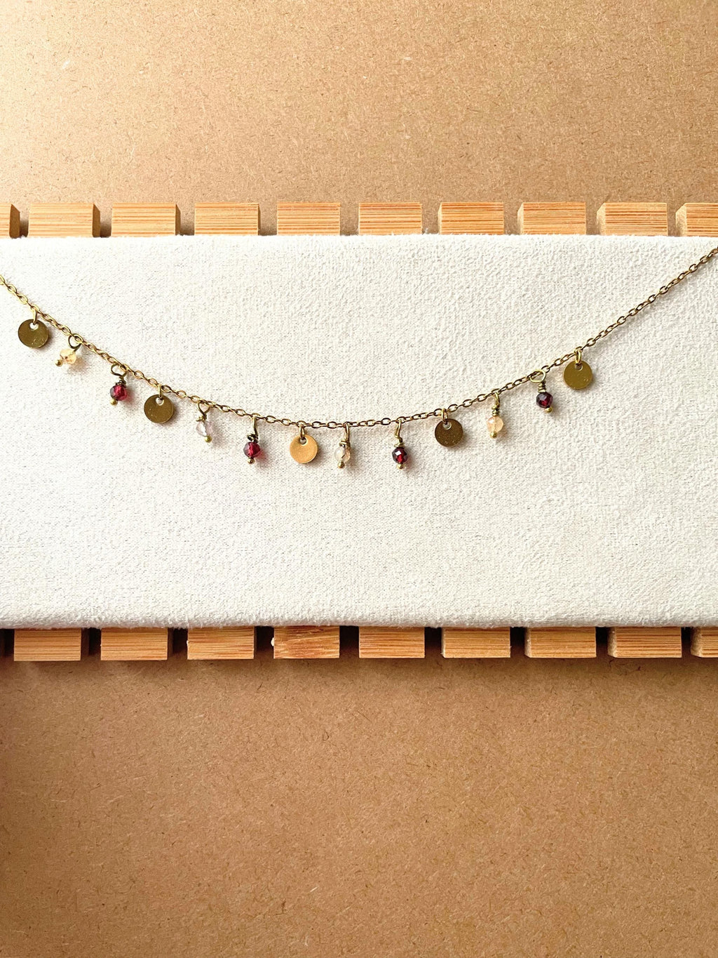 Collier Ras de Cou – Pierres Naturelles Améthyste & Rubis Doré