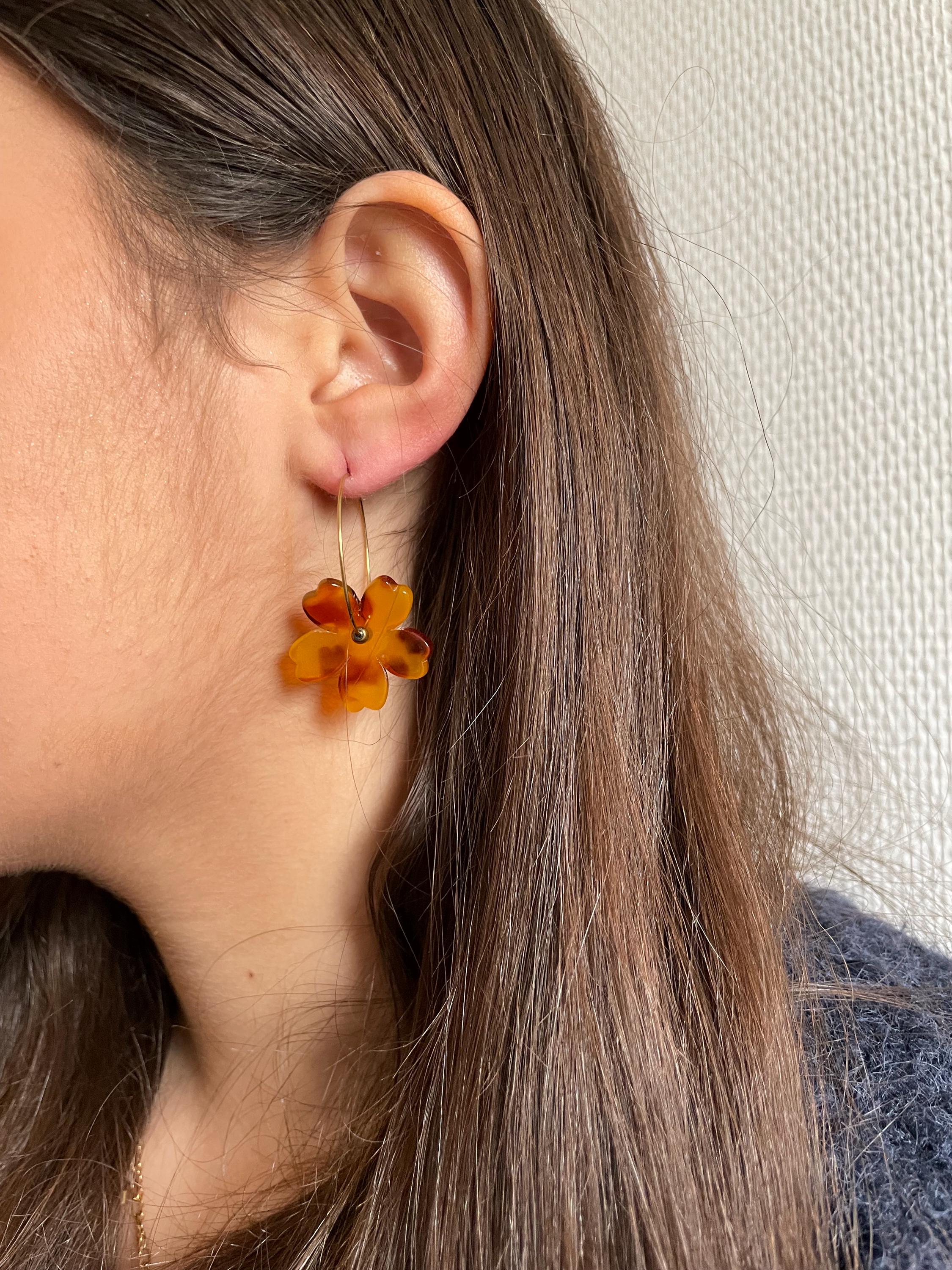 Créoles Fines Fleur Marron & Perles Dorées – Acier Inoxydable