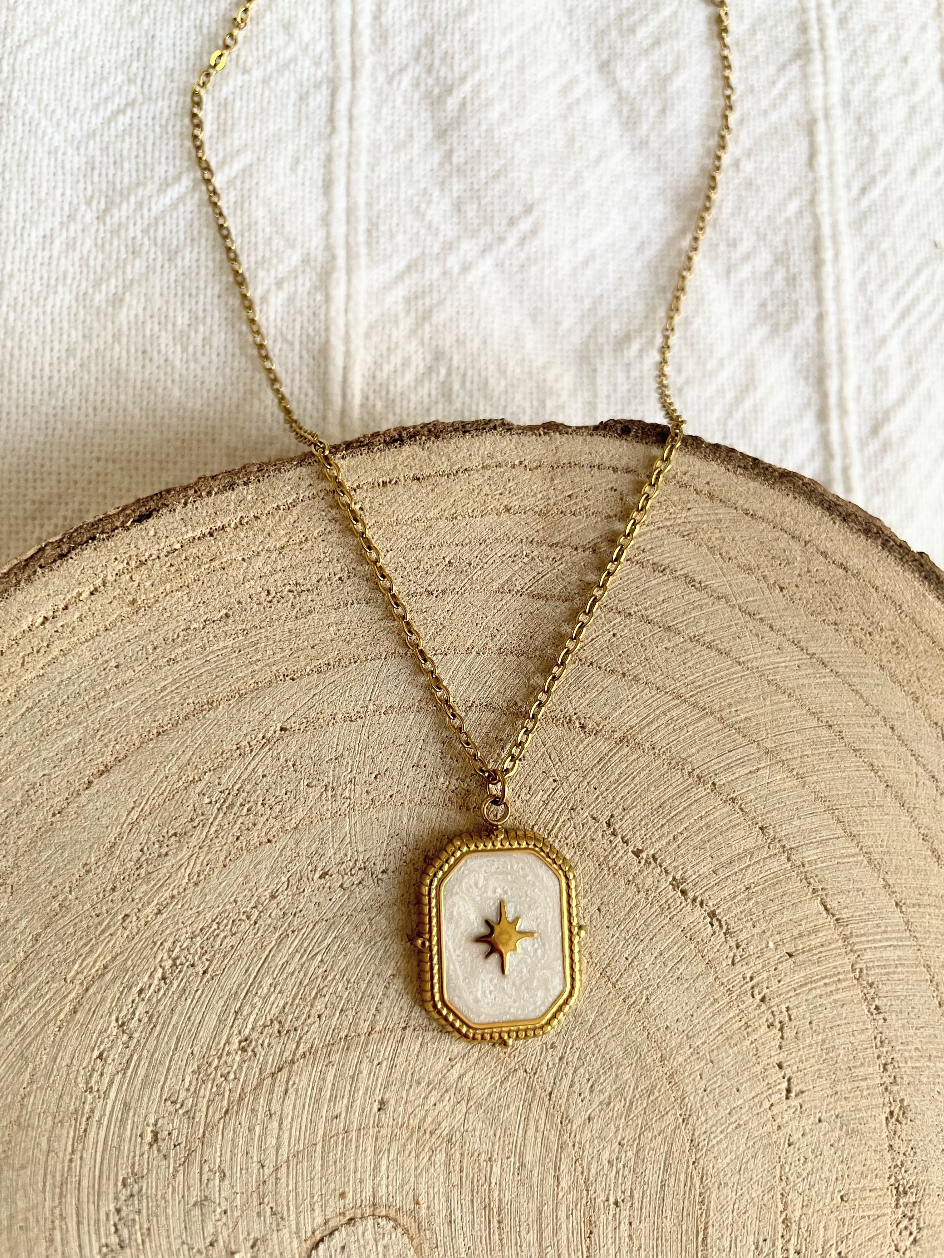 Collier Fin Pendentif Soleil Doré & Breloque Blanche