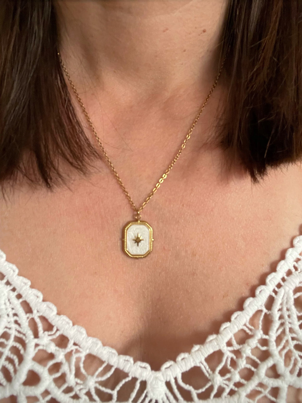Collier Fin Pendentif Soleil Doré & Breloque Blanche