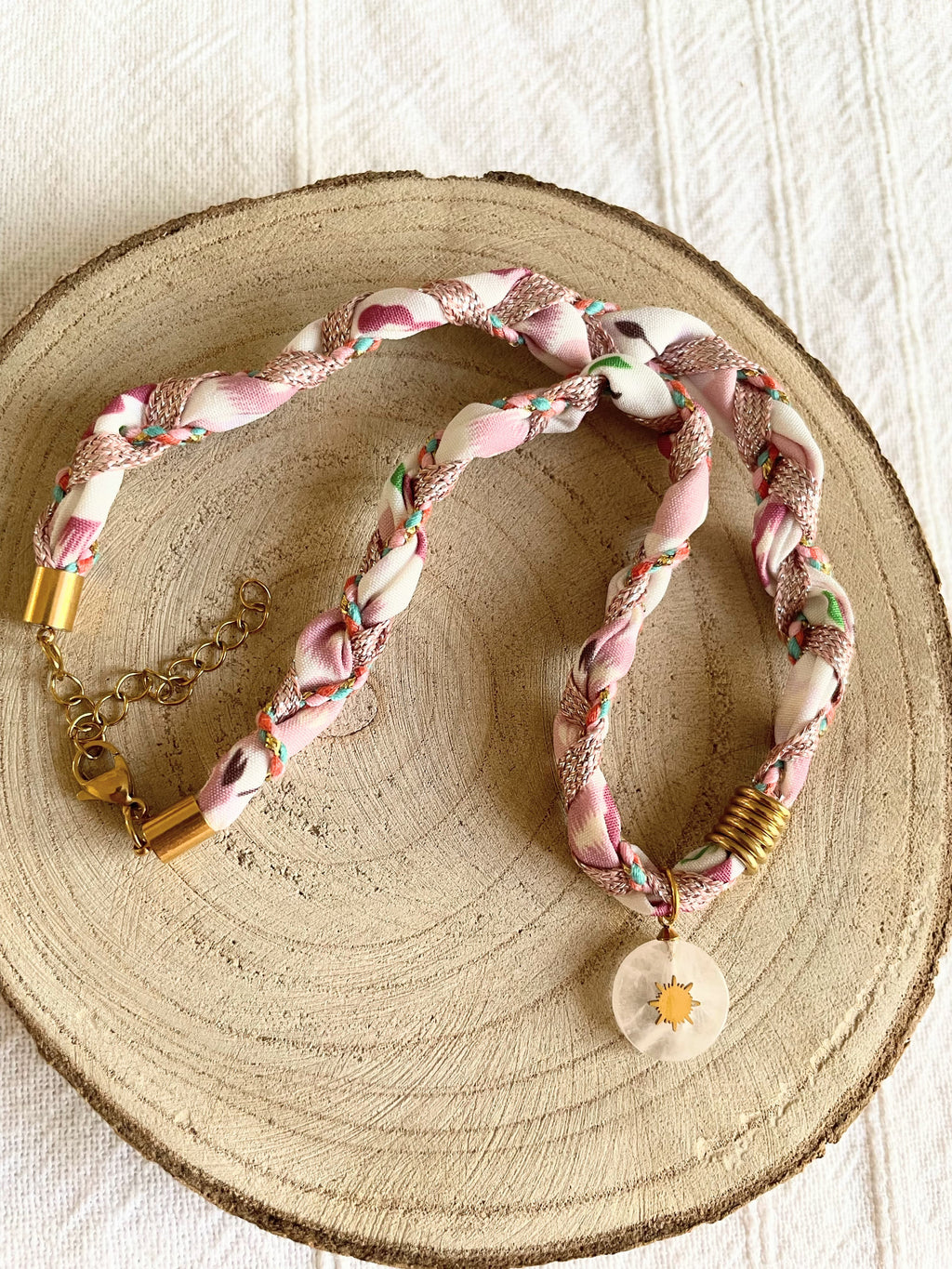 Collier Tressé Cordon Blanc & Doré avec Breloque Soleil