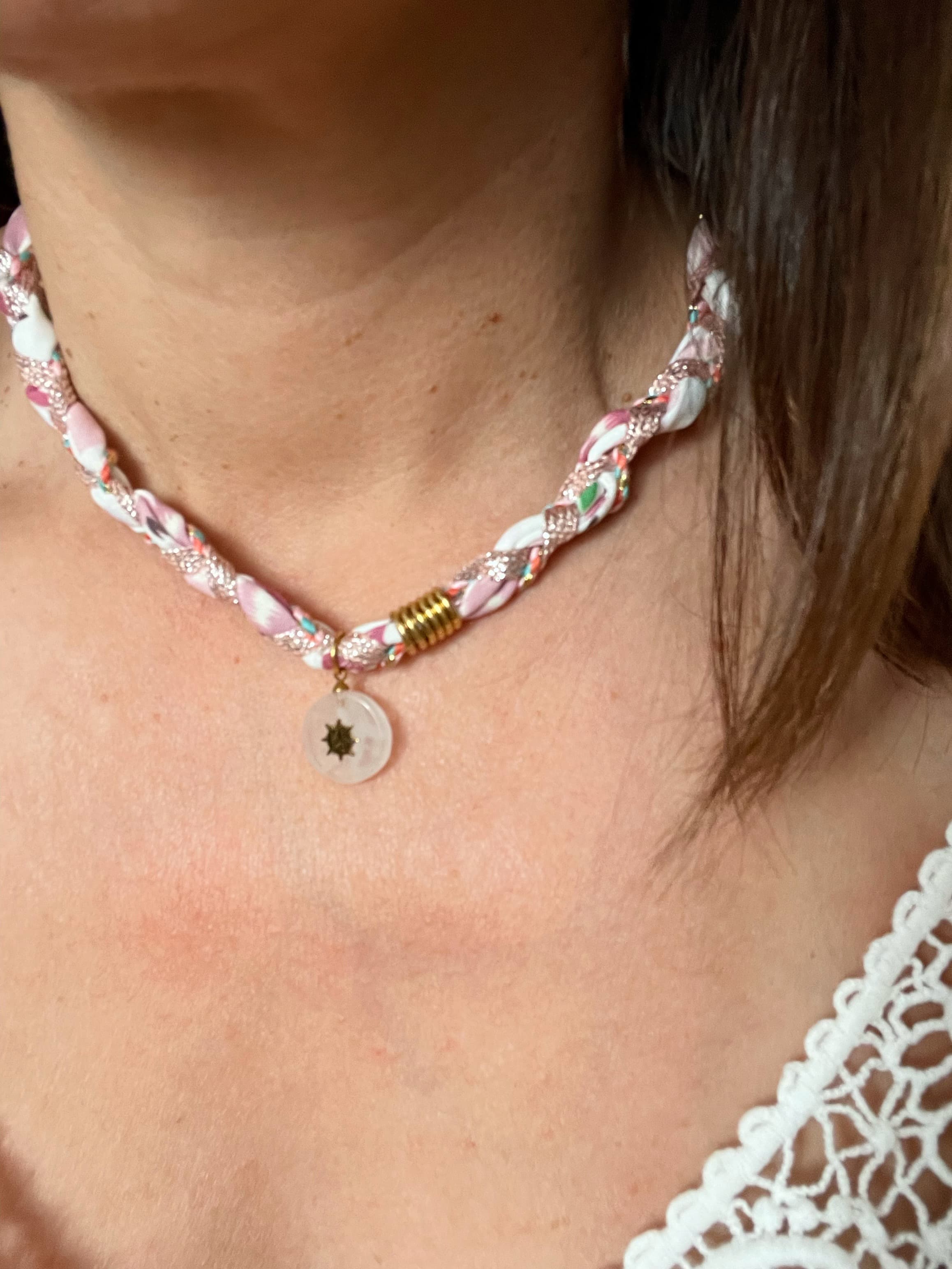 Collier Tressé Cordon Blanc & Doré avec Breloque Soleil