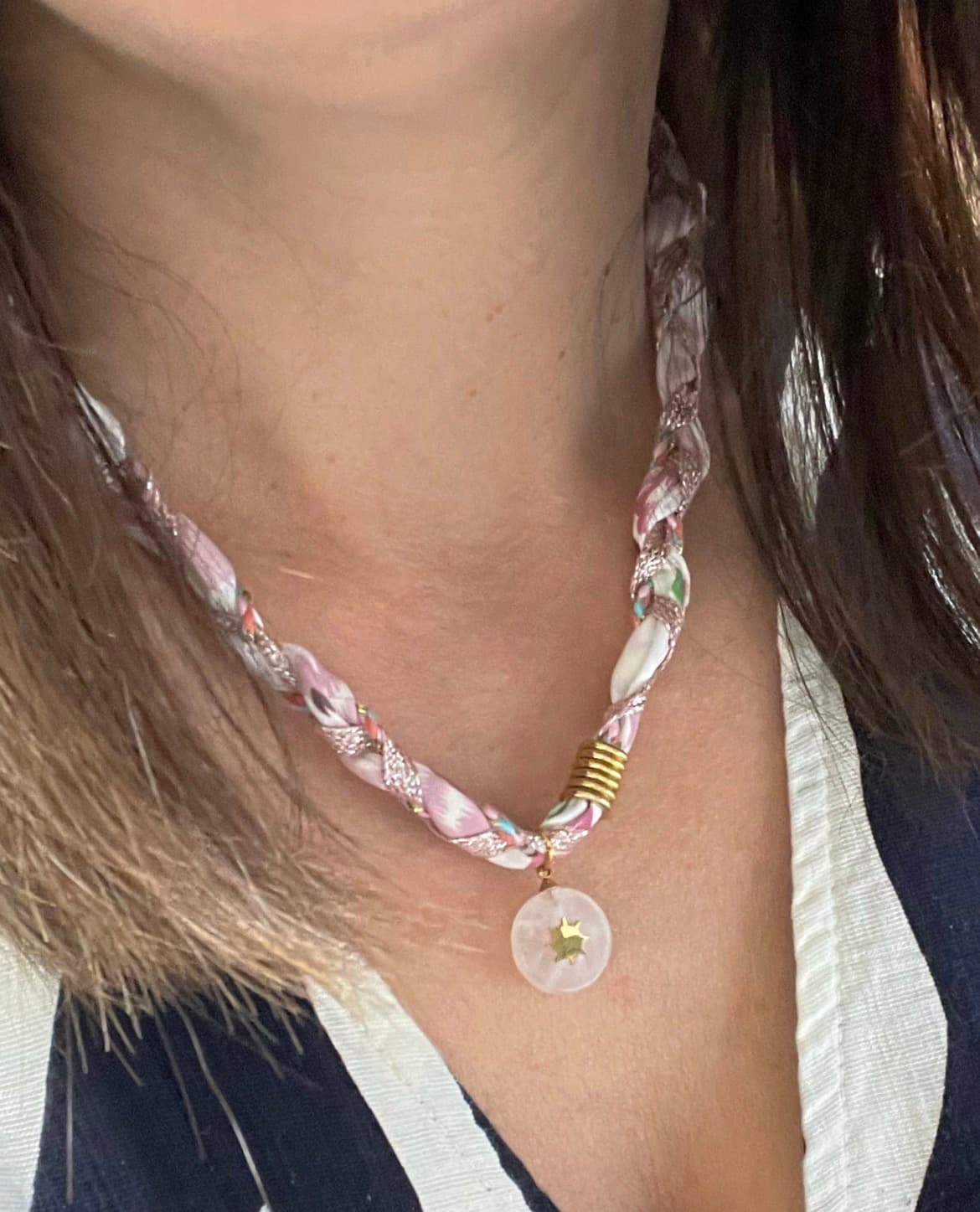 Collier Tressé Cordon Blanc & Doré avec Breloque Soleil