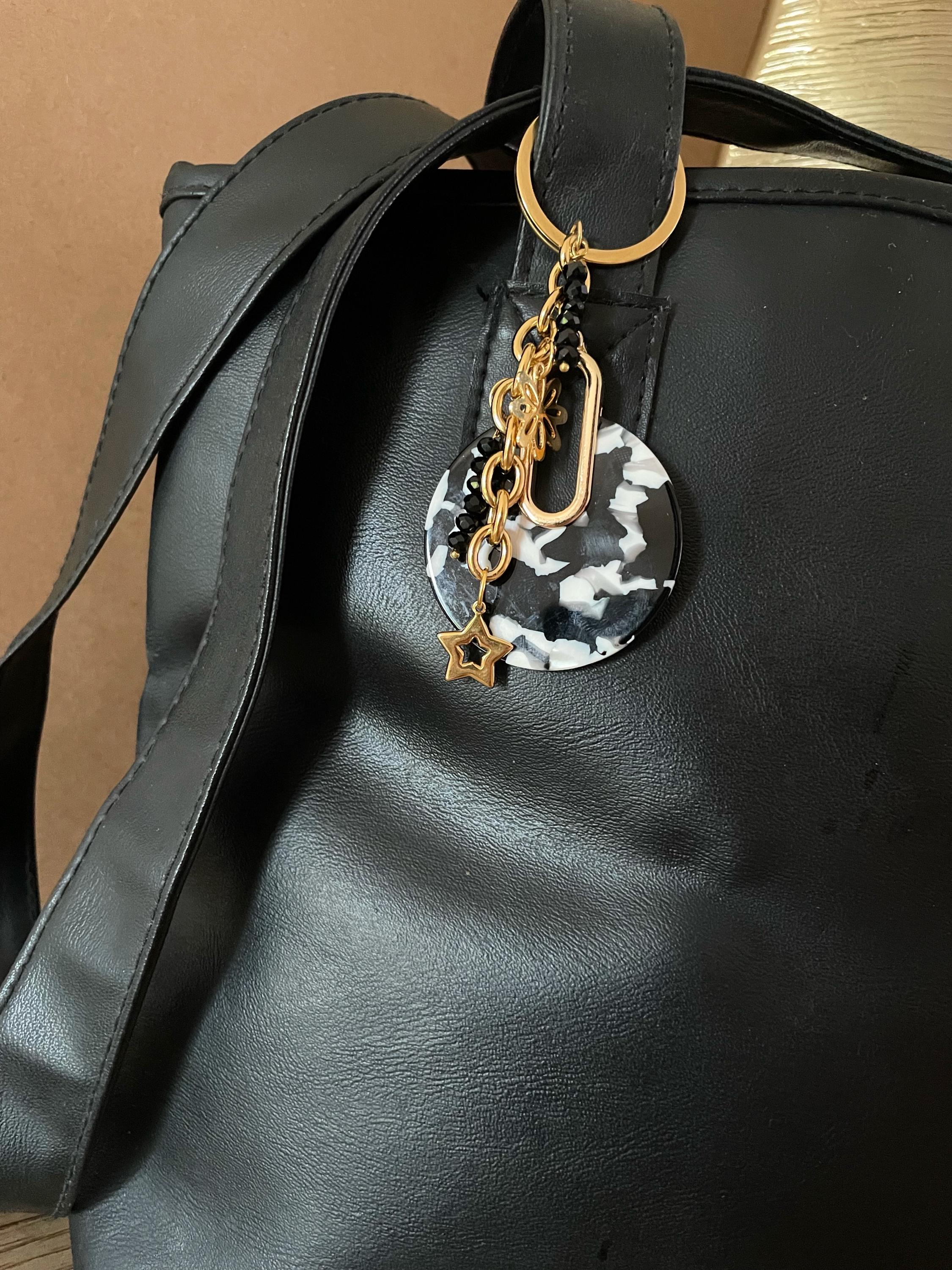 Bijou de Sac à Breloques – Pompon & Chaîne Dorée
