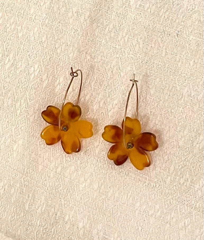 Créoles Fines Fleur Marron & Perles Dorées – Acier Inoxydable
