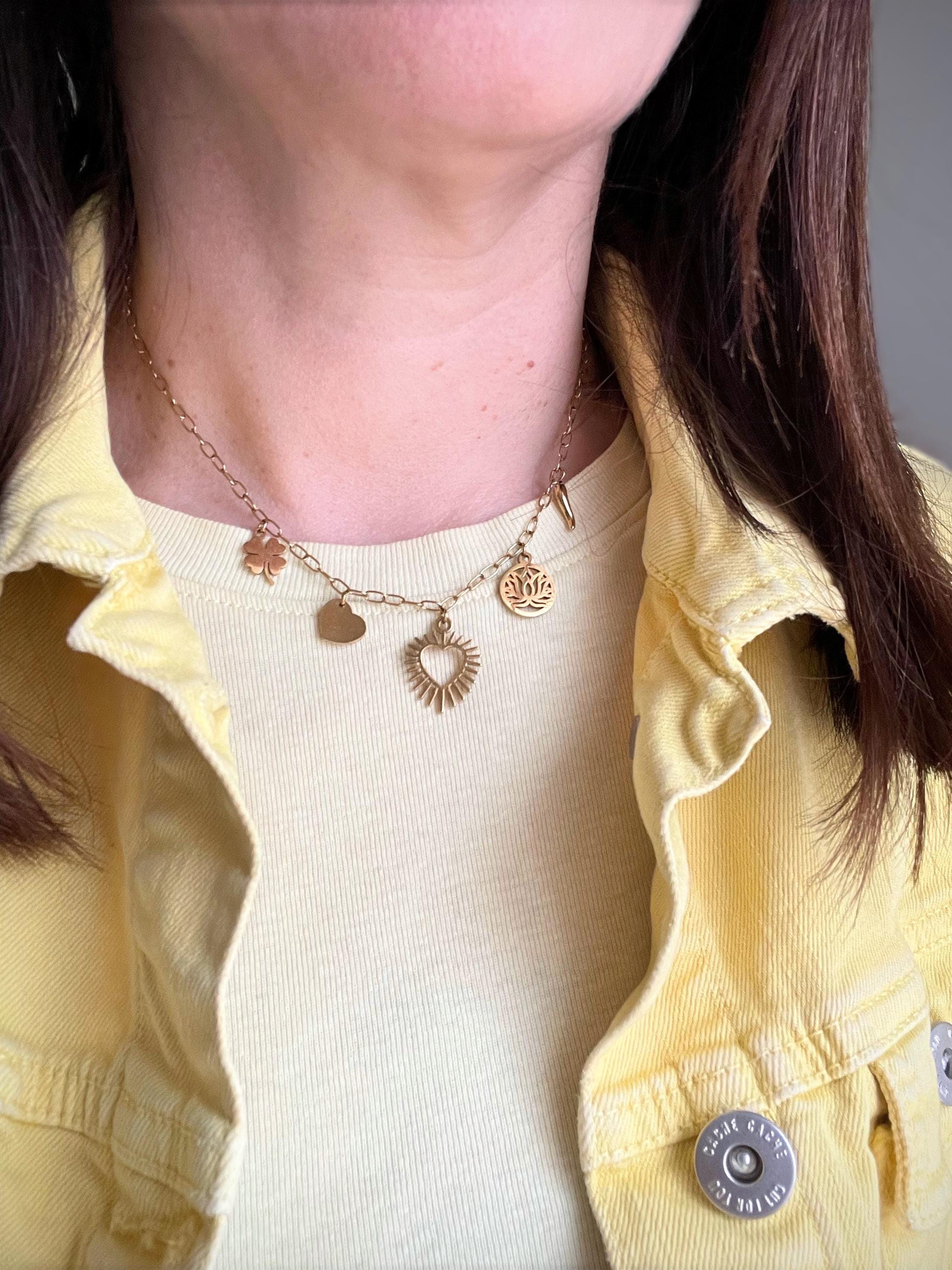 Collier ras de cou breloques dorées – Acier inoxydable