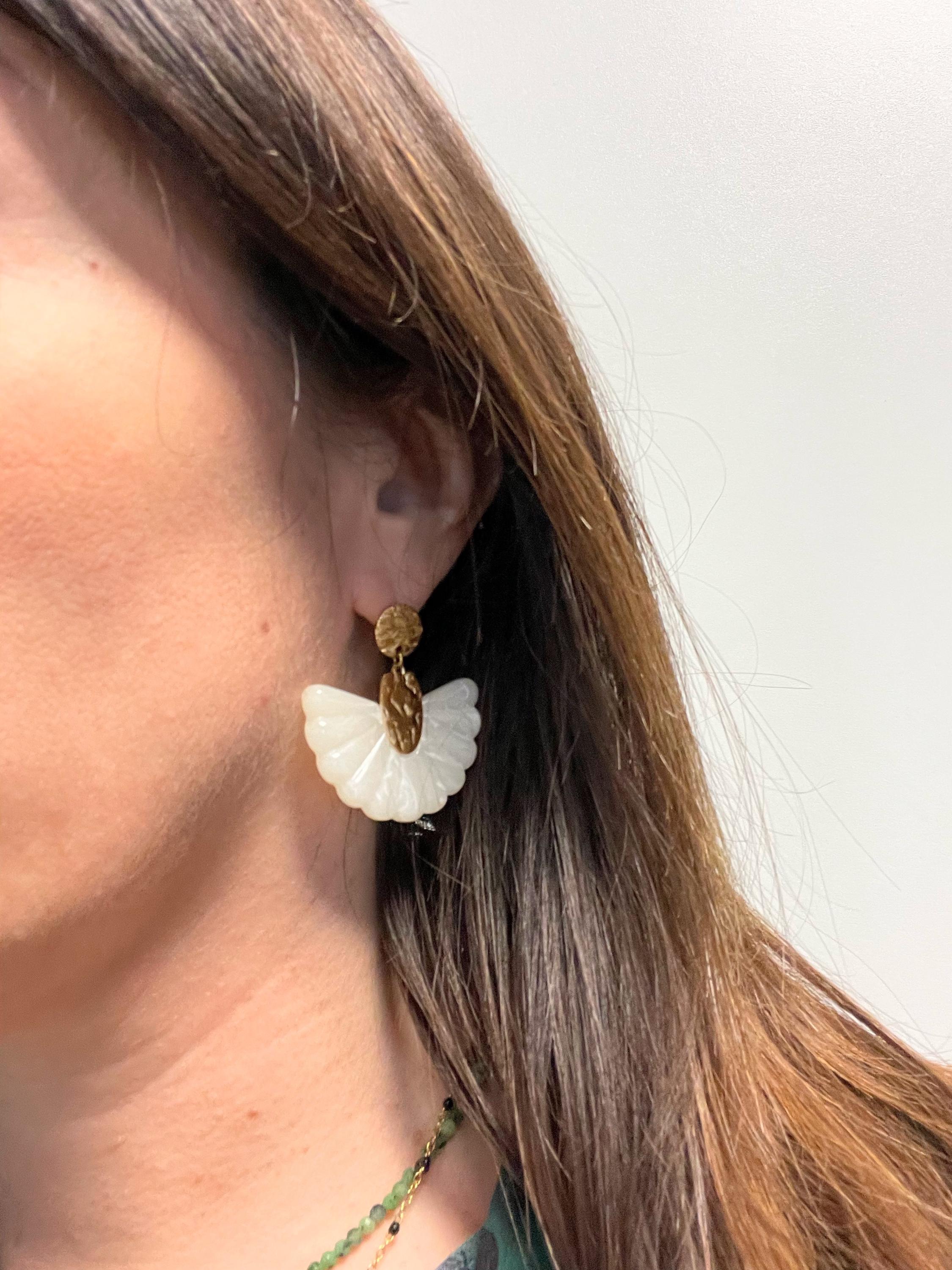 Boucles d'Oreilles Éventail Blanc & Doré – Résine & Acier Inoxydable